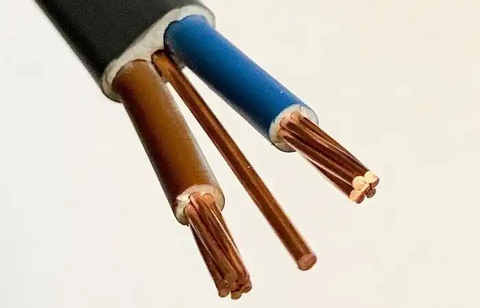 Miért a fázist földelik az USA-ban, és nem a nullát? Furcsa amerikai feszültségstandardok: 120, 208, 240, 277 és 480 Volt, 60 Hz frekvenciával. 120V, 240V, 480V, amerikai szabványok, elektromos biztonság, elektromos hálózat, építkezés, európai szabványok, feszültség, földelés, frekvencia, kábelezés, könnyűszerkezetes házak, NEC, Nikola Tesla, Thomas Edison, transzformátorok