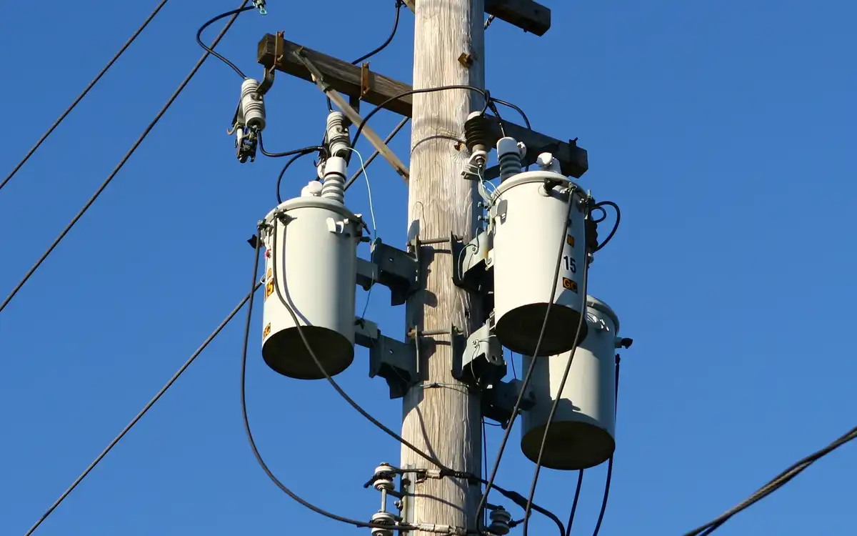 Miért a fázist földelik az USA-ban, és nem a nullát? Furcsa amerikai feszültségstandardok: 120, 208, 240, 277 és 480 Volt, 60 Hz frekvenciával. 120V, 240V, 480V, amerikai szabványok, elektromos biztonság, elektromos hálózat, építkezés, európai szabványok, feszültség, földelés, frekvencia, kábelezés, könnyűszerkezetes házak, NEC, Nikola Tesla, Thomas Edison, transzformátorok