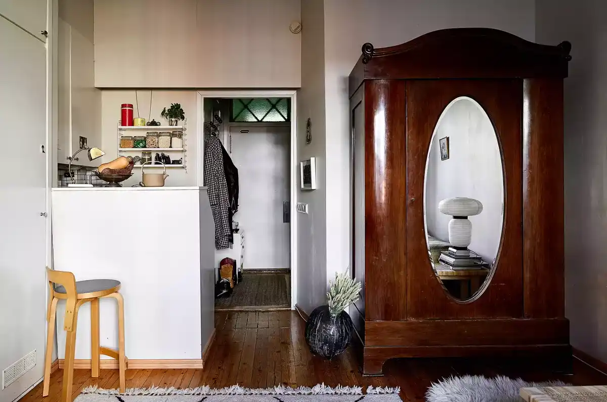 belsőépítészet, DIY, felújítás, finnország, Helsinki, inspiráció, kis alapterület, kis lakás, kokedama, környezetbarát, lakberendezés, Marimekko, mini lakás, minimalista életmód, otthon dekoráció, skandináv stílus, stúdiólakás, történelmi épület, vintage