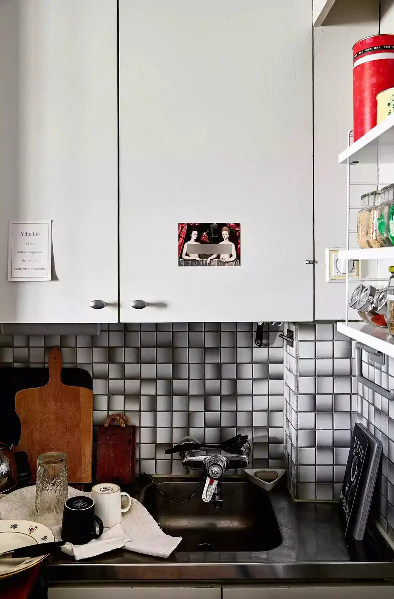 belsőépítészet, DIY, felújítás, finnország, Helsinki, inspiráció, kis alapterület, kis lakás, kokedama, környezetbarát, lakberendezés, Marimekko, mini lakás, minimalista életmód, otthon dekoráció, skandináv stílus, stúdiólakás, történelmi épület, vintage